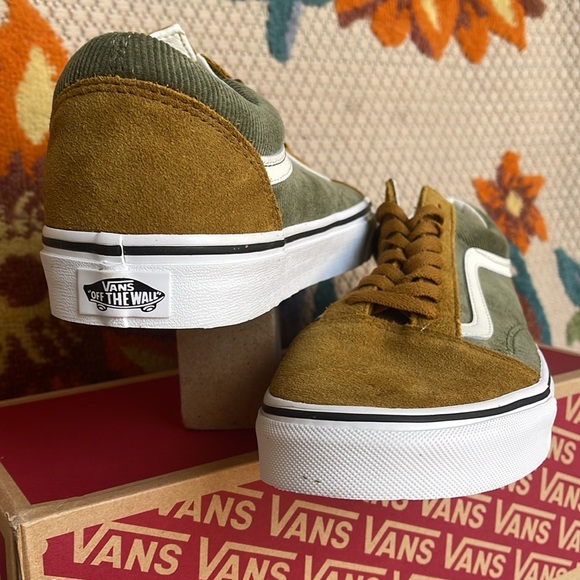 Vans Men’s Old Skool
Mini Cord Green/Brown
VN000ZNIT20A
Old Skool Corduroy Shoe - Picture 10 of 16